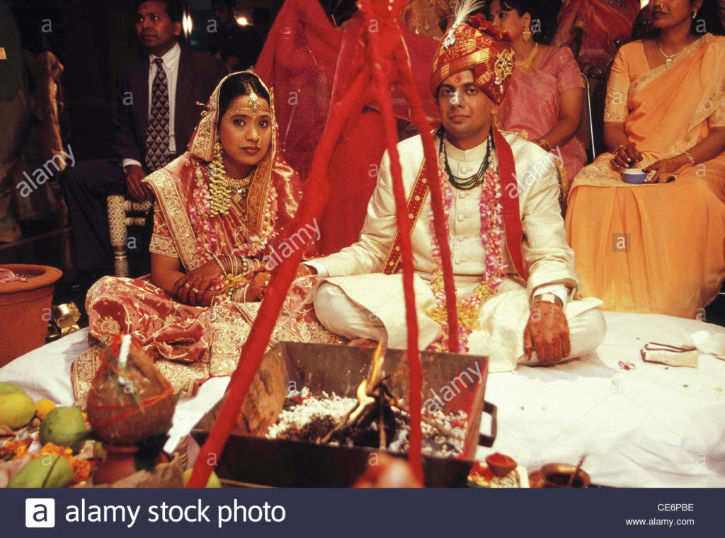 bride-and-bridegroom-in-marwadi-marriage-ceremony-havan-phera-wedding-ce6pbe