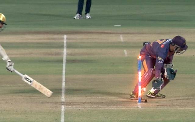 Dhoni Performs Magical Stumping Again! Watch the Video of How He Got Narine Out!