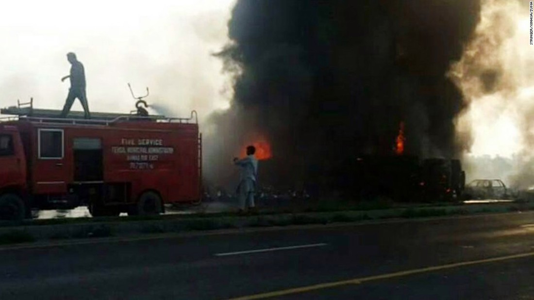 Horrific Accident Occurs as People in Pakistani Outskirts Try to Collect Oil from an Over-turned Tanker! 140 Burnt Alive!