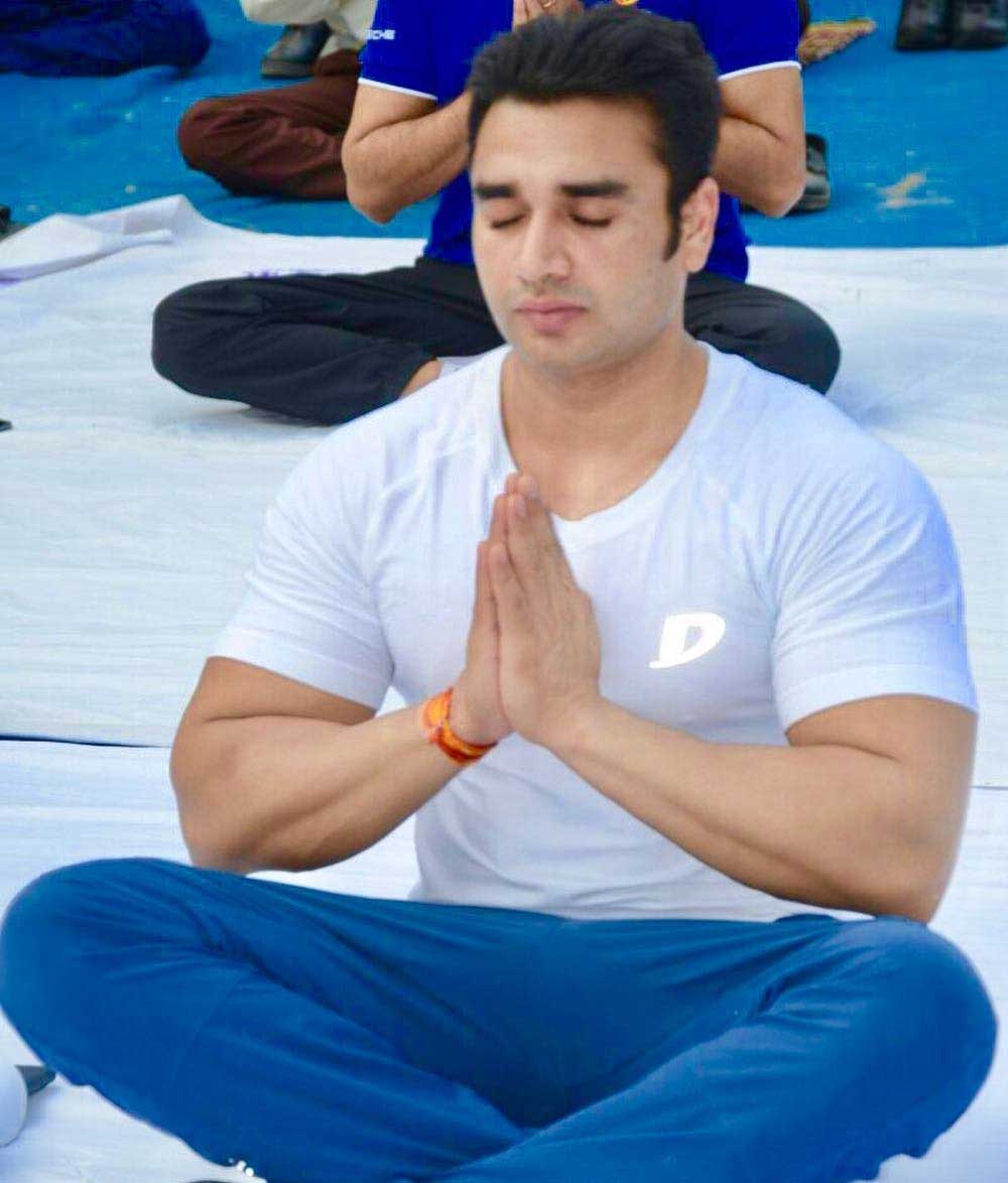 sachin-atulkar-body-builder ips doing yoga