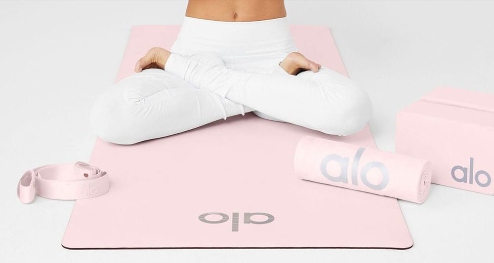 alo yoga clothing brand with logo